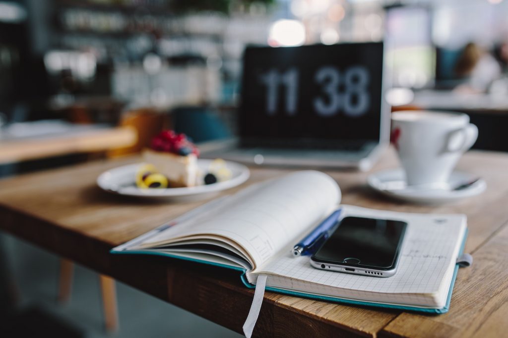 Le plaisir en freelance de travailler dans un café